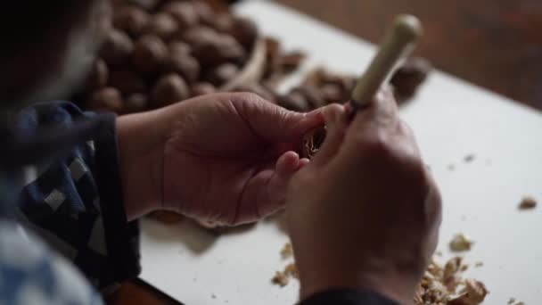 Una Mujer Sacando Nueces — Vídeo de stock