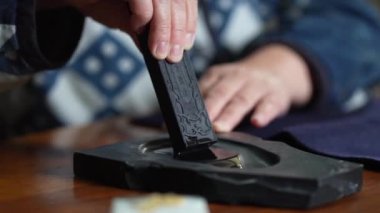 Mürekkep parlatan bir kadın resmi