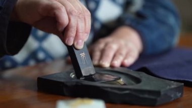 Mürekkep parlatan bir kadın resmi