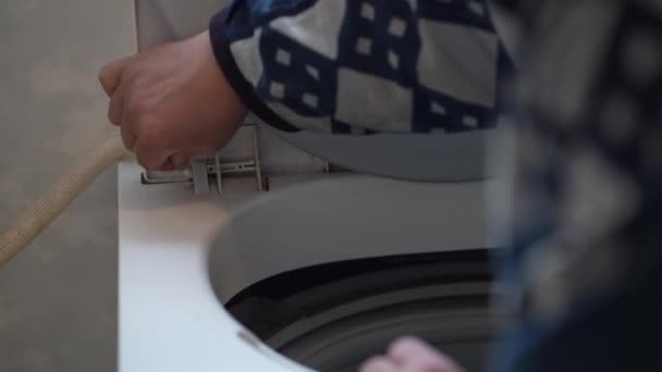 Vrouw Die Wasmachine Schoonmaakt — Stockvideo