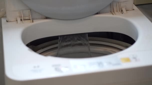 Γυναίκα Γυρίζει Πλυντήριο — Αρχείο Βίντεο