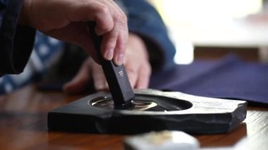 Mürekkep parlatan bir kadın resmi