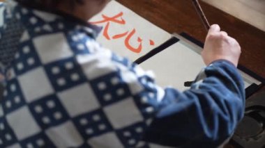 El yazısı yazan bir kadın resmi