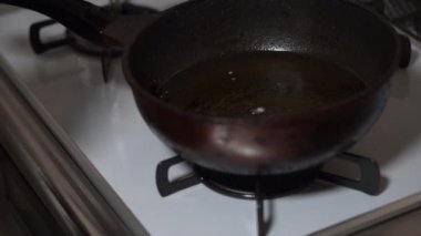 Kızarmış tavuk kızartan kadın.