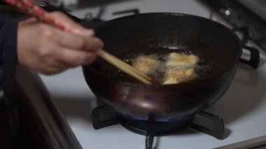 Kızarmış tavuk kızartan kadın.