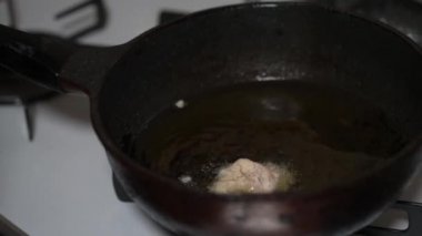 Kızarmış tavuk kızartan kadın.