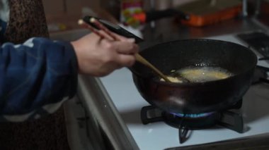 Kızarmış tavuk kızartan kadın.