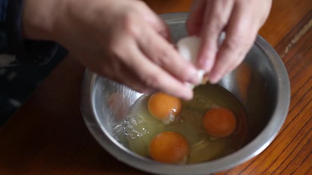 Γυναίκα Σπάσιμο Αυγών — Αρχείο Βίντεο