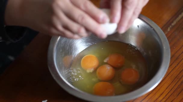 Kadın Bir Yumurta Kırma — Stok video