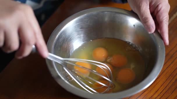 卵を溶かす女 — ストック動画