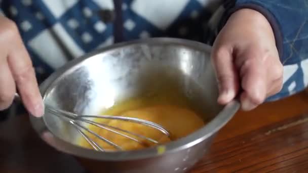 女人在煮鸡蛋 — 图库视频影像