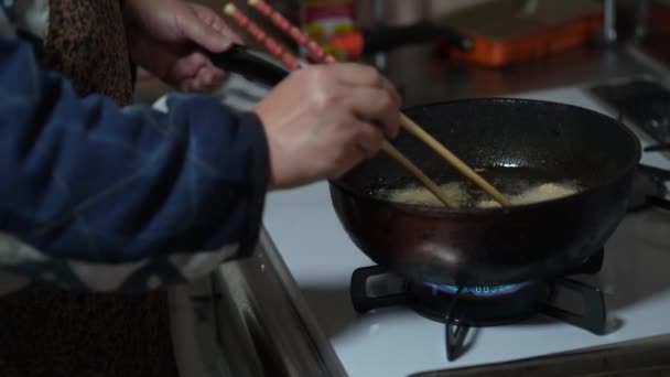 Kobieta Smaży Kurczaka Smażonego Kurczaka — Wideo stockowe