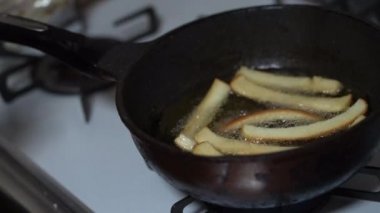 Ekmek kulağı kızartan kadın