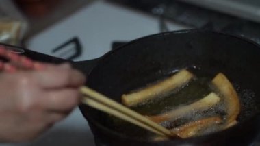 Ekmek kulağı kızartan kadın