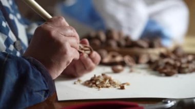 Ceviz çıkaran bir kadın.