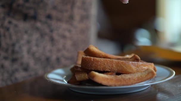 Une Femme Qui Met Sucre Sur Les Oreilles Pain Frit — Video