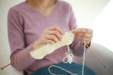 Örgü ören bir kadın resmi