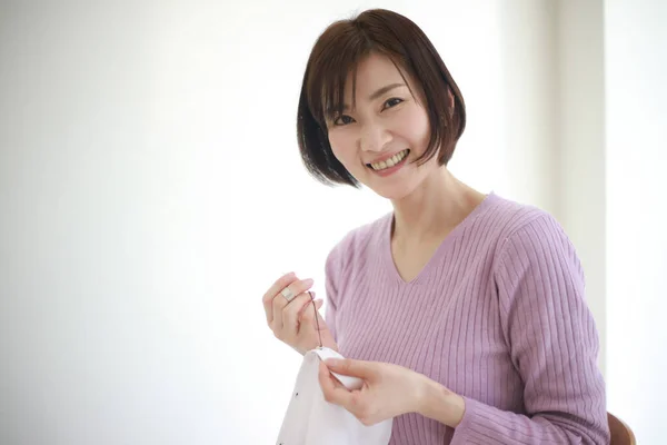 Mujer Poniendo Botones Ropa — Foto de Stock