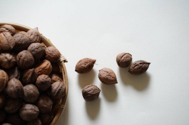 Bir kevgirde bir sürü ceviz