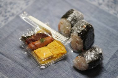 Pirinç topları ve mezeler.