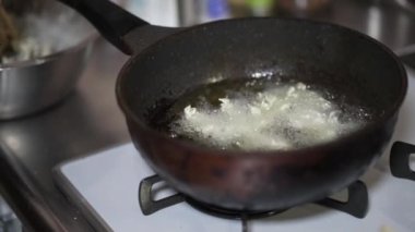 Morina tomurcuklarından tempura yapan kadın.