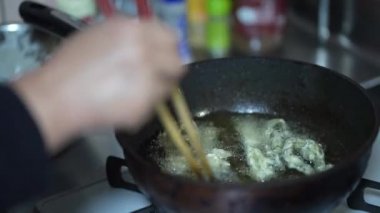 Morina tomurcuklarından tempura yapan kadın.