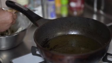 Morina tomurcuklarından tempura yapan kadın.