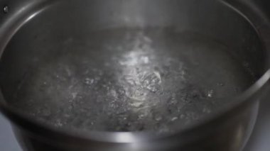 Sıcak su nasıl kaynıyor?