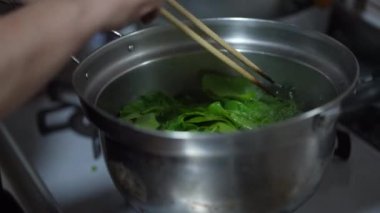 Ispanak haşlayan bir kadın resmi