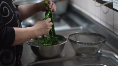 Ispanak sıkan bir kadın.