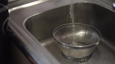 Haşlanmış kuşkonmazın nasıl boşaltılacağını.