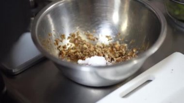 Sargı yapan bir kadın