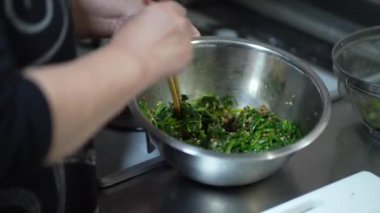Sargı yapan bir kadın