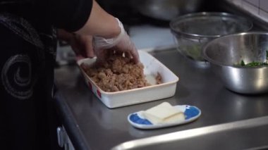 Shumai yapan bir kadın resmi