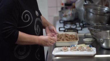 Shumai yapan bir kadın resmi