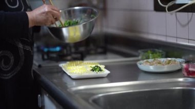 Beslenme çantası hazırlayan bir kadın resmi