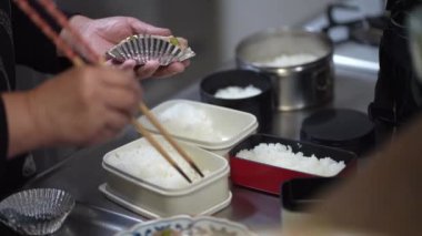 Bento yapan bir kadın.