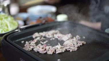 Domuz ızgara yapan bir kadın resmi