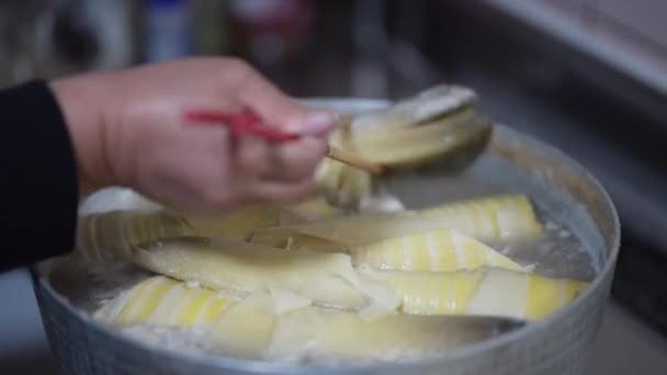 Una Mujer Que Hierve Brotes Bambú — Vídeo de stock