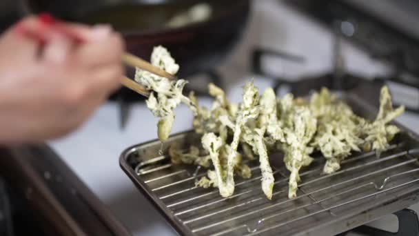 Vrouw Frituren Tempura Van Kabeljauw Knoppen — Stockvideo