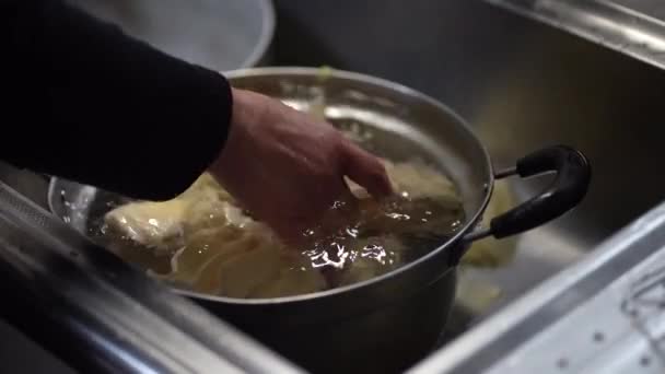 Una Donna Che Arrossisce Bollito Germogli Bambù Con Acqua — Video Stock