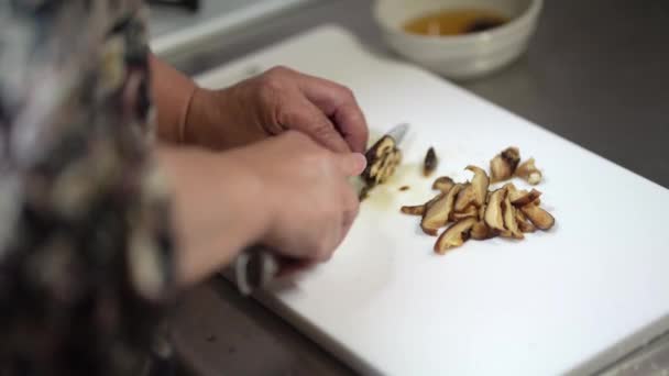 Mujer Cortando Hongos Shiitake — Vídeos de Stock