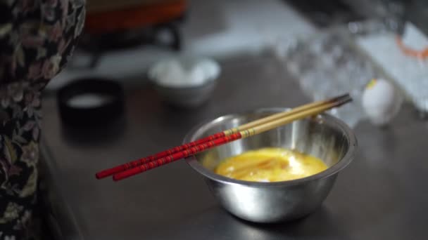 卵汁に砂糖を入れる女 — ストック動画