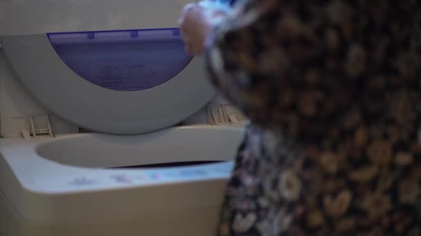 Vrouw Die Wasmachine Draait — Stockvideo