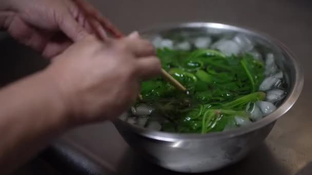 Eine Frau Die Gekochten Spinat Eiswasser Tränkt — Stockvideo