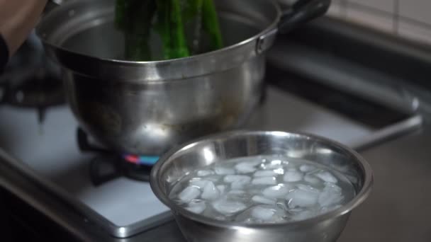 Een Vrouw Die Gekookte Spinazie Ijswater Doordrenkt — Stockvideo