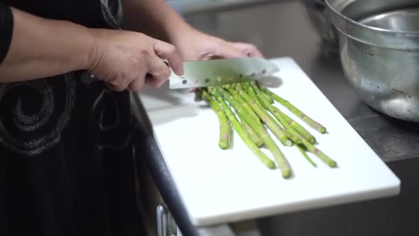 Afbeelding Van Een Vrouw Die Asperges Snijdt — Stockvideo