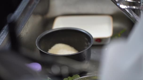 Imagem Uma Mulher Afiando Arroz — Vídeo de Stock