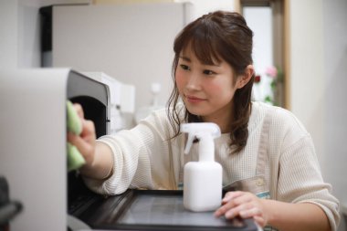 Kadın mikrodalga Temizleme