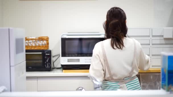 Vrouw Schoonmaak Van Keuken — Stockvideo